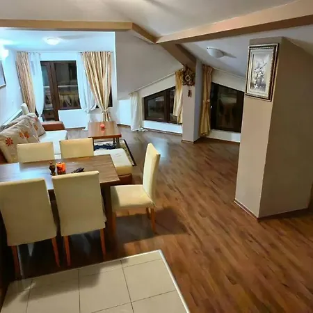 Two Bedroom Flat Near Gondola